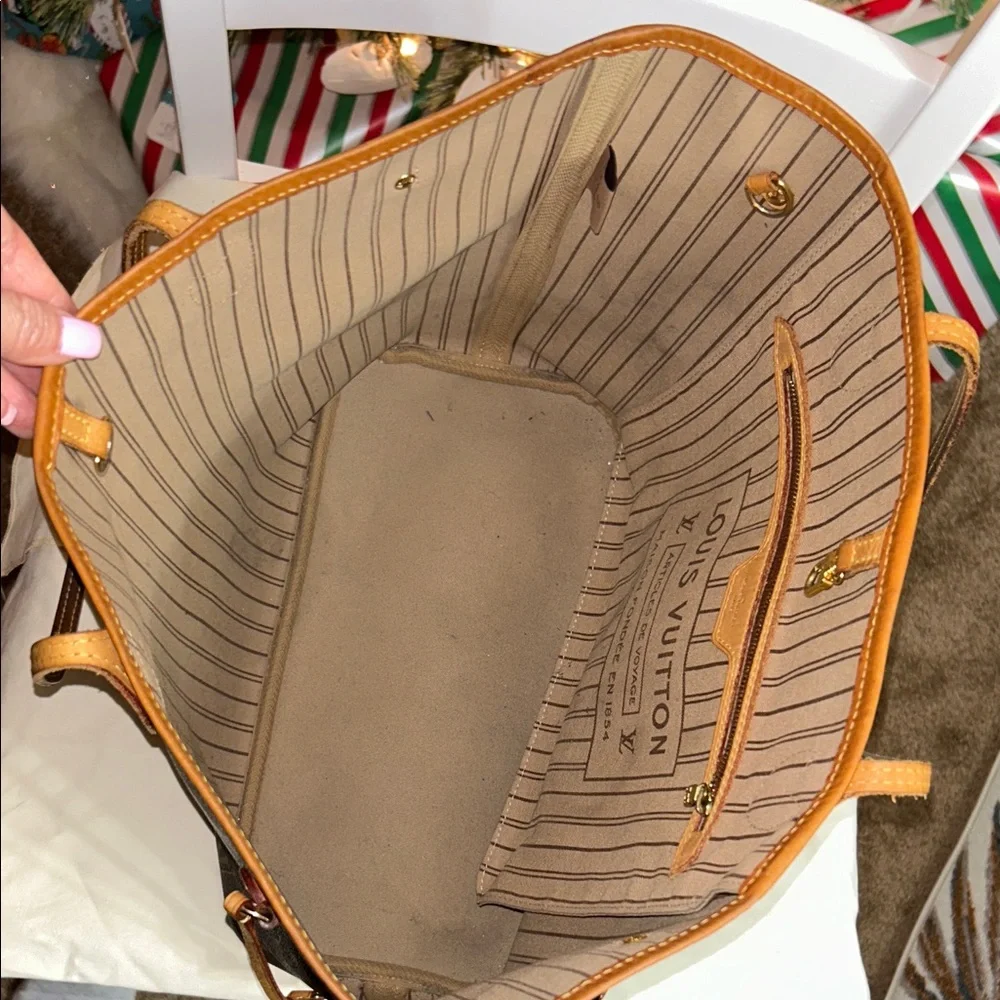 Louis Vuitton Neverfull MM - Picture 10 of 17